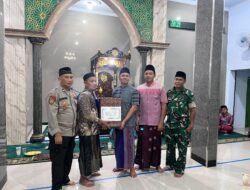 Babinsa Koramil 0814/07 Kabuh dan Muspika Ikuti Sholat Tarawih Keliling