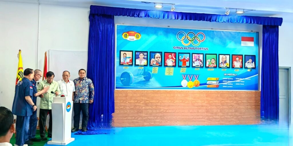 Pengurus Besar Persatuan Angkat Besi Indonesia (PB PABSI) meresmikan Wall of Fame Atlet Angkat Besi Indonesia di Pelatnas Angkat Besi. (Foto: ist).