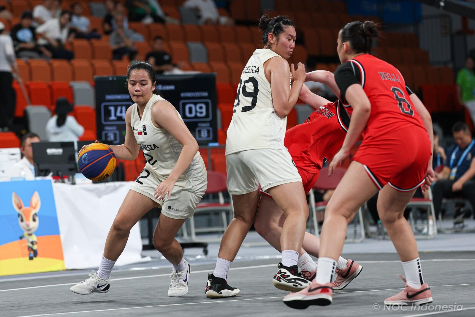 Timnas Basket 3x3 Putri Indonesia menjaga peluang lolos ke babak selanjutnya pada Asian Beach Games 2026. (foto: NOC Indonesia/Naif Muhammad Al’as).