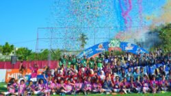 Juara, runner-up, semifinalis KU 10 serta KU 12 merayakan keberhasilan bersama di podium usai pertandingan final MilkLife Soccer Challenge Samarinda Seri 2 2025/2026 di Borneo FC Training Centre, Minggu (26/4/2026). (Dok. MilkLife Soccer Challenge).