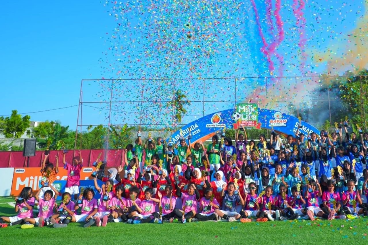 Juara, runner-up, semifinalis KU 10 serta KU 12 merayakan keberhasilan bersama di podium usai pertandingan final MilkLife Soccer Challenge Samarinda Seri 2 2025/2026 di Borneo FC Training Centre, Minggu (26/4/2026). (Dok. MilkLife Soccer Challenge).