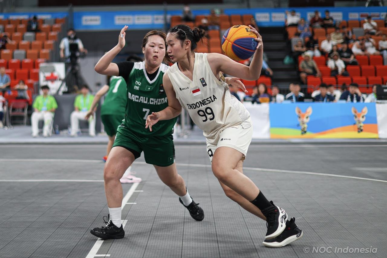 Timnas Basket 3x3 Putri Indonesia memastikan langkah ke babak 16 besar setelah meraih kemenangan penting atas Makau pada laga terakhir penyisihan Grup C Asian Beach Games Sanya 2026. (foto: NOC).