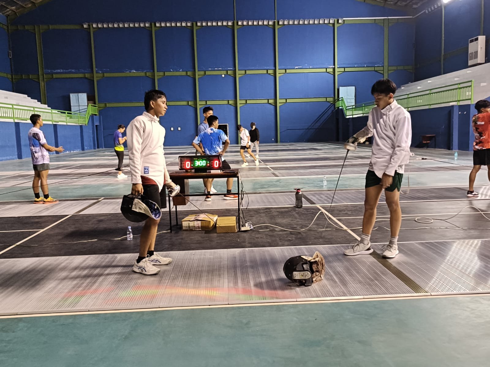 Para atlet yang akan berlaga di Kejurnas Modern Pentathlon 2026 mulai menjajal venue disiplin anggar di Komplek AAU Yogyakarta. (Foto: ist).