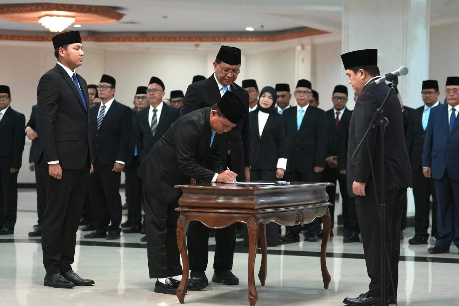 Menteri Pemuda dan Olahraga Republik Indonesia Erick Thohir secara resmi melantik Muhammad Gustri Oktaviandi sebagai Direktur Utama Lembaga Pengelola Usaha Keolahragaan (LPUK) Kemenpora. (Foto: AGF).