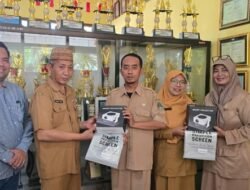 SMP Negeri 4 Pasuruan Terima Bantuan Smart Projector dari Komite Sekolah