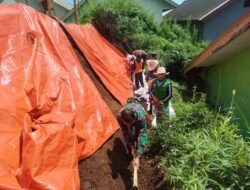 Koramil Sumber Kerja Bakti Bersihkan Material Longsor