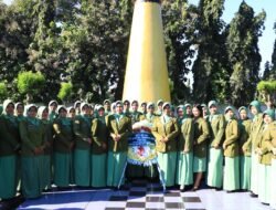 Memperingati HUT Persit ke-80, Ketua Persit cabang XXXIV Dim 0820 Probolinggo  Pepy Ribut Yodo Apriantono Memimpin Kegiatan Ziarah Di TMP