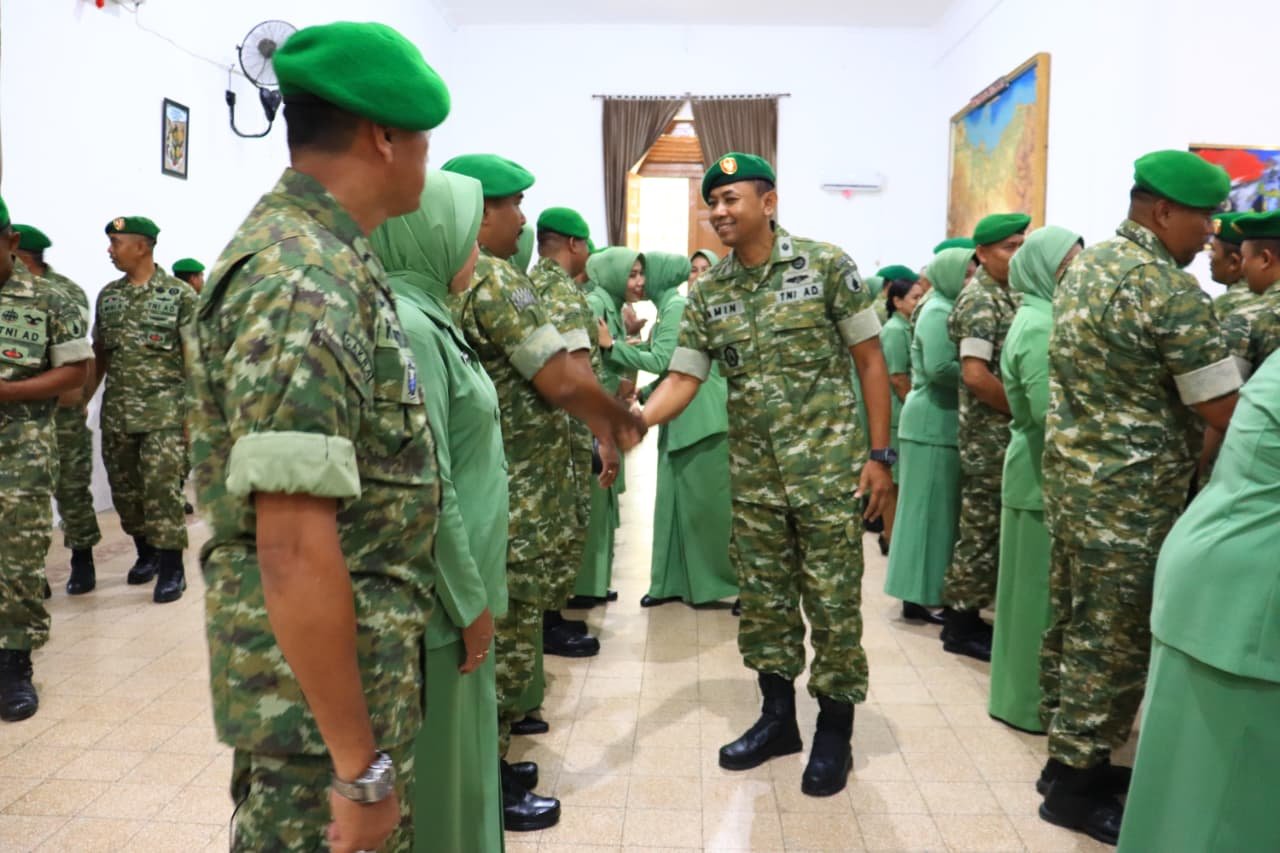 upacara korps raport kenaikan pangkat bintara dan tamtama di lingkungan internal Kodim 0820/Probolinggo