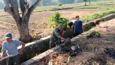 Sinergi Babinsa dan Masyarakat, Lingkungan Jadi Bersih