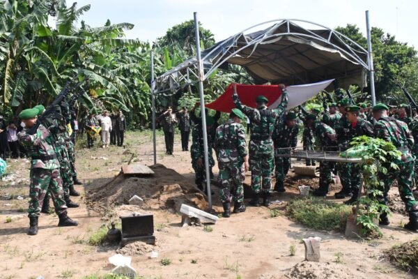 Pimpin Penghormatan Terakhir, Danrem Untoro Kenang Sosok Letda Cke Damas
