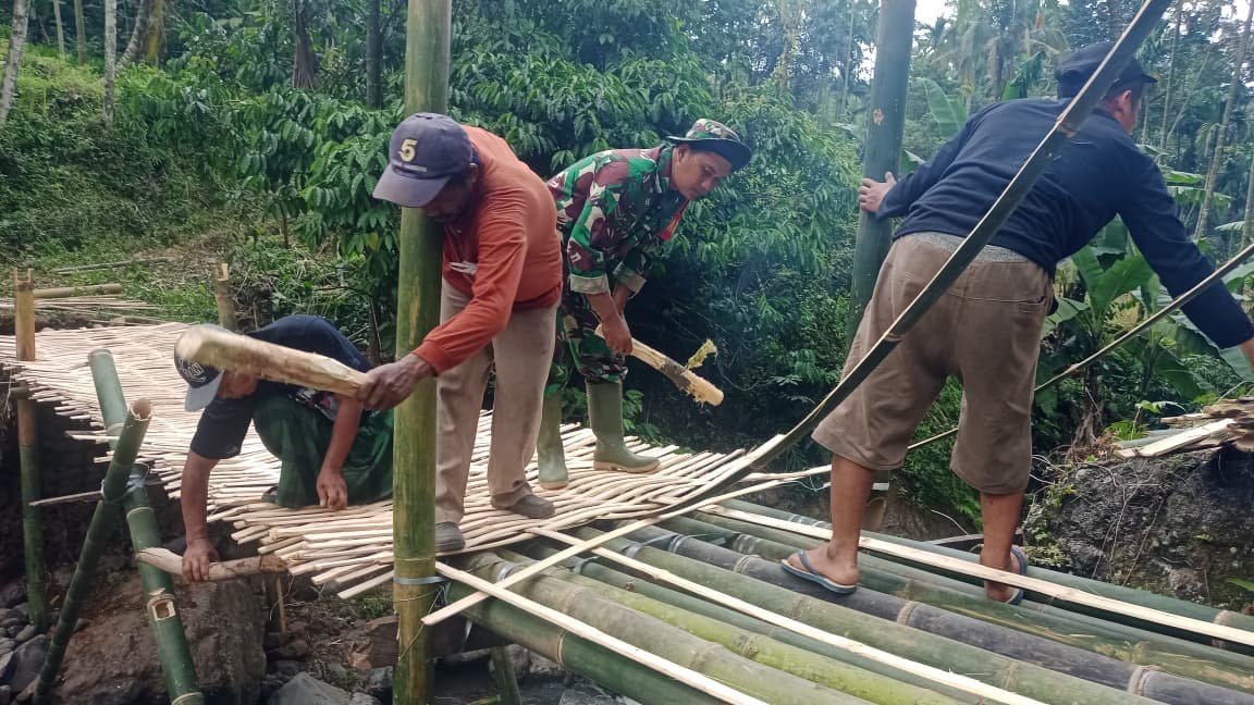 kerja bakti berupa pembangunan jembatan darurat