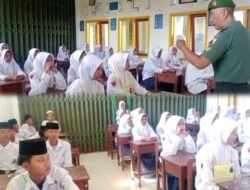 Perkokoh Karakter dan Cinta Tanah Air, Babinsa Koramil Rejoso Bekali Siswa MTs Darul Ulum Wawasan Kebangsaan