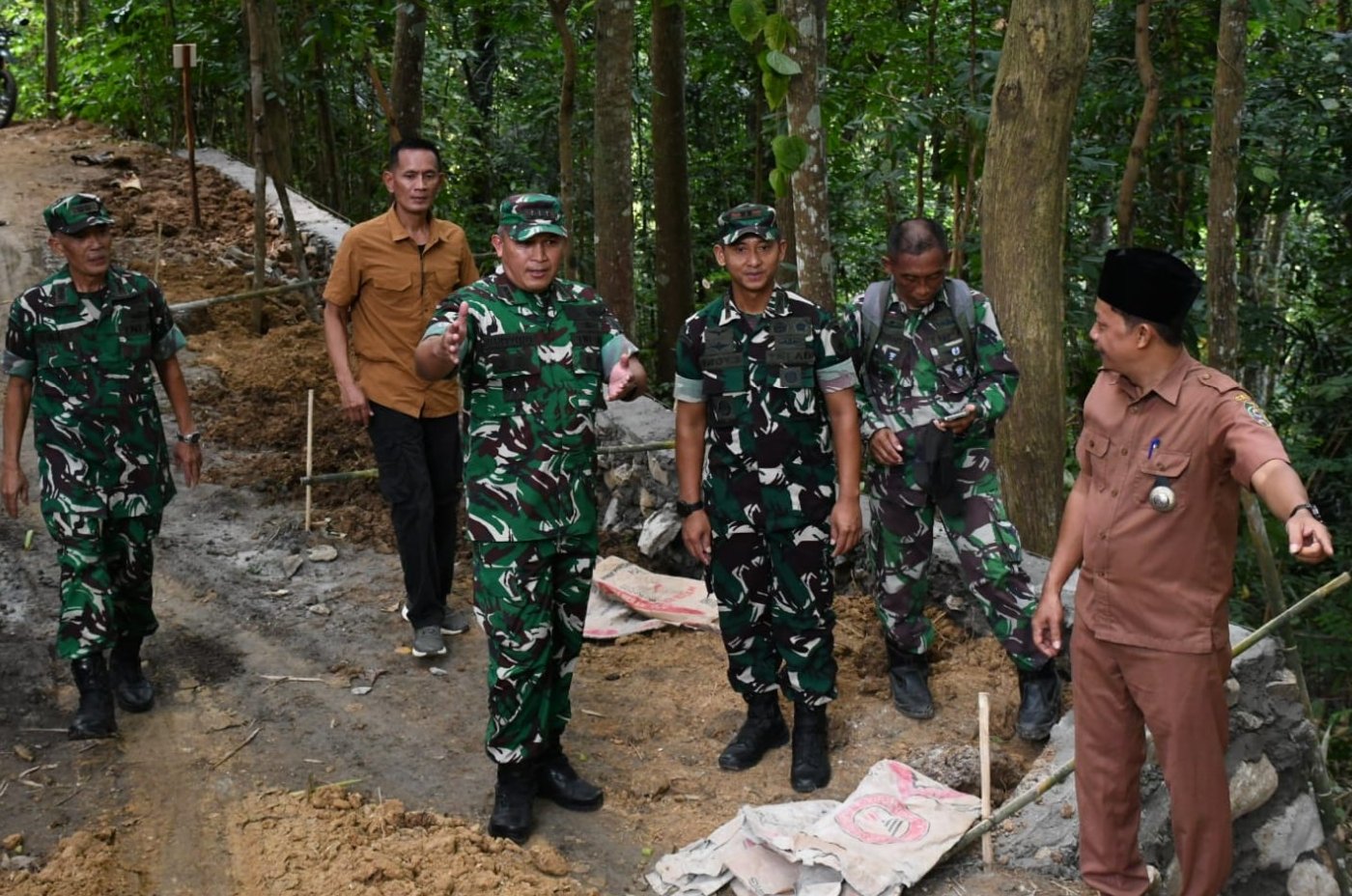 membantu dan memfasilitasi proses hibah tanah