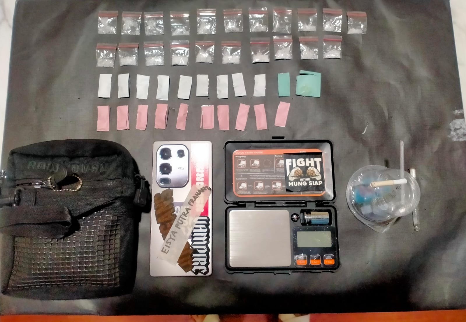 Polisi menyita total 21 poket sabu dengan berat bersih mencapai 4,97 gram