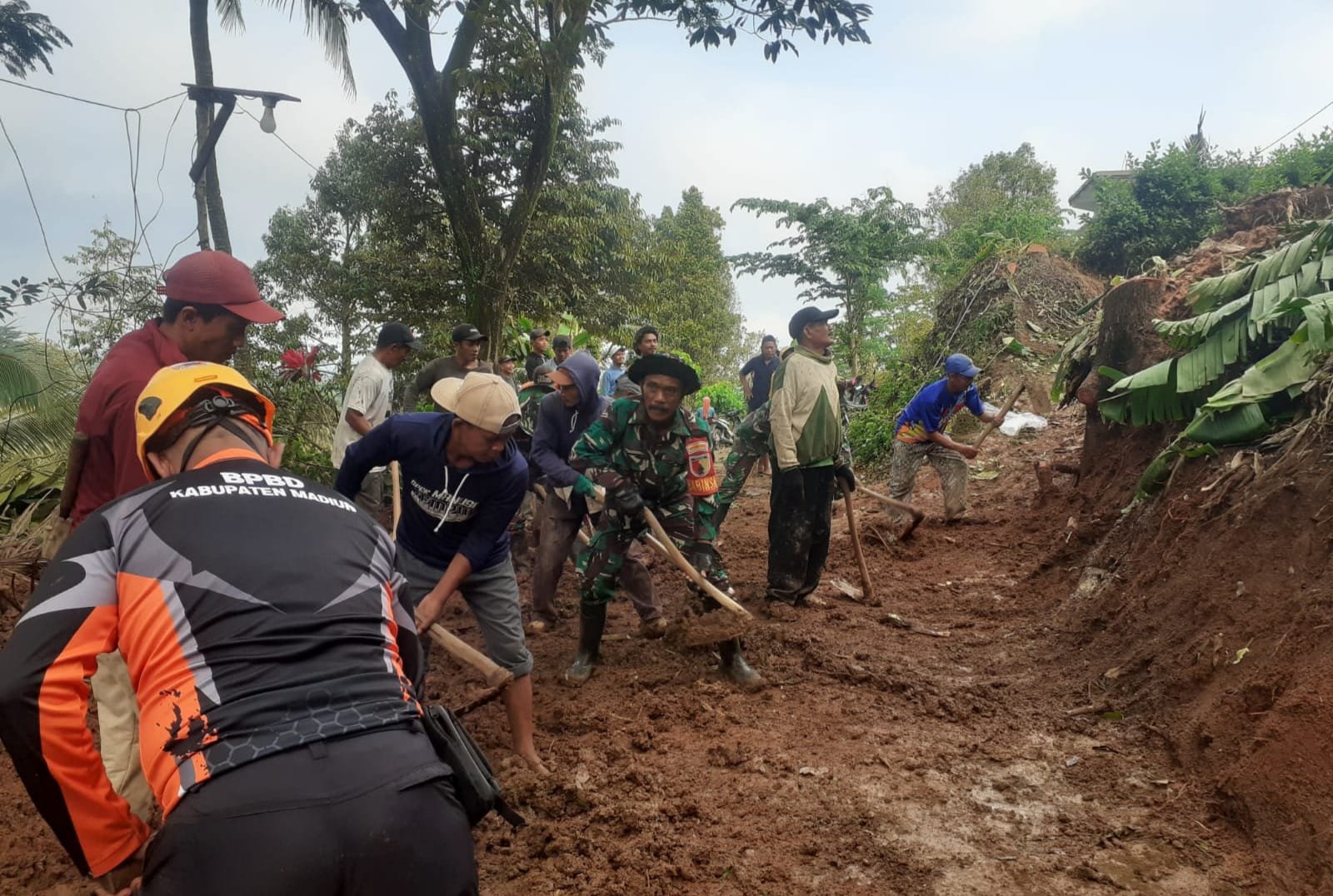 Setelah Tertutup Longsor, Akses Dusun Ngukir Kembali Terbuka Berkat Gotong Royong TNI dan Warga