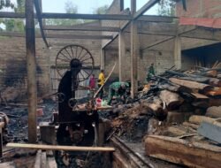 Sertu Galih Bersama Warga Gotong Royong Bersihkan Lokasi Penggergajian Pasca Kebakaran