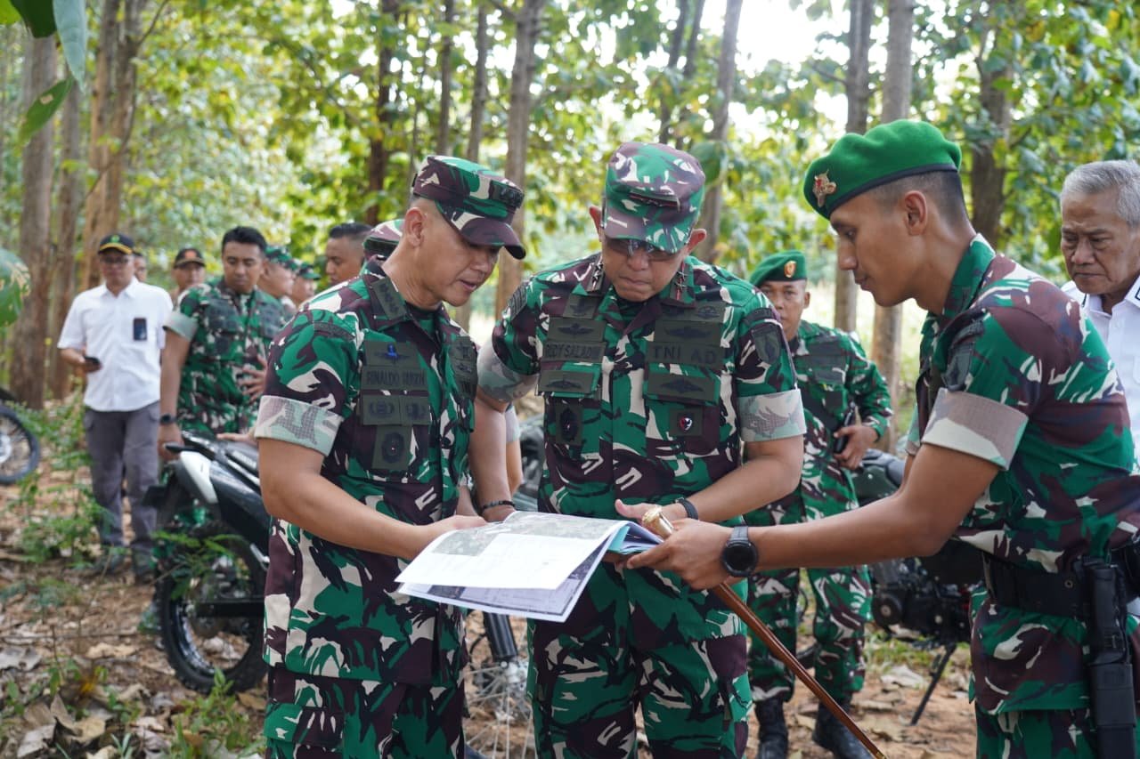 Mayjen TNI Rudy Saladin, M.A. meninjau langsung progres pembangunan Yonif TP 932/SB