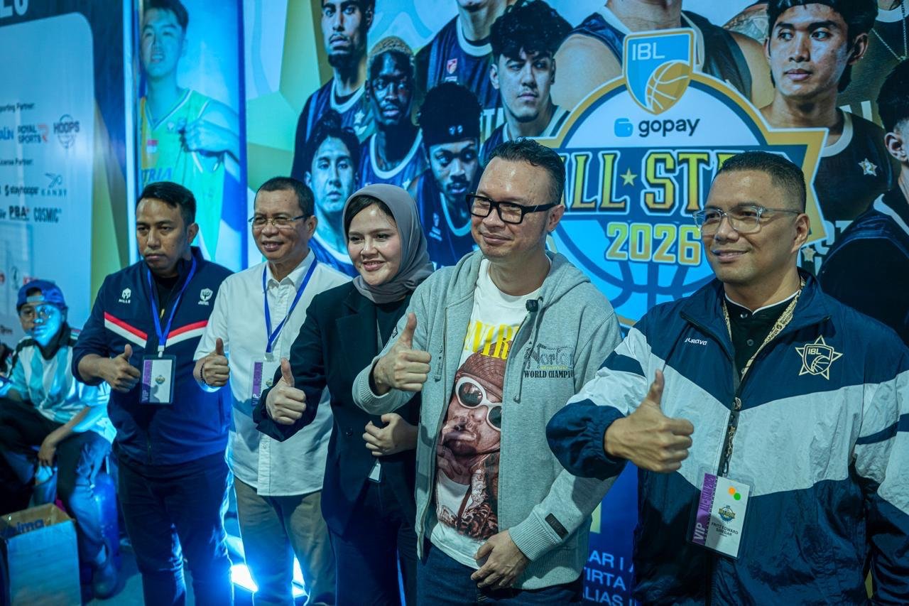 Direktur Jenderal Imigrasi Kementerian Imigrasi dan Pemasyarakatan (Kemenimipas) Hendarsam Marantoko bersama Pengurus DPP PERBASI saat menyaksikan IBL ALLSTAR di Bandung Arena. (Foto: Perbasi).