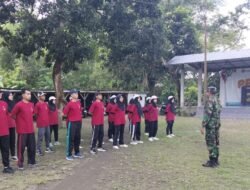 Anggota Koramil Sumbergempol Latih PBB Mahasiswa STIKES