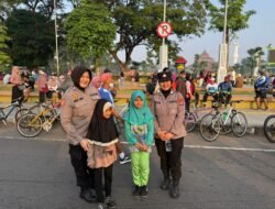 Aksi Humanis Polwan Polresta Sidoarjo Amankan Car Free Day