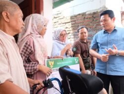 Bupati Sidoarjo Tinjau RTLH dan Salurkan Bantuan Kursi Roda di Taman.