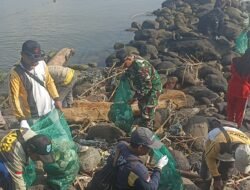 Bersama Sejumlah Pihak Koramil Kraksaan Bersih – Bersih Pantai Wilayah Binaan