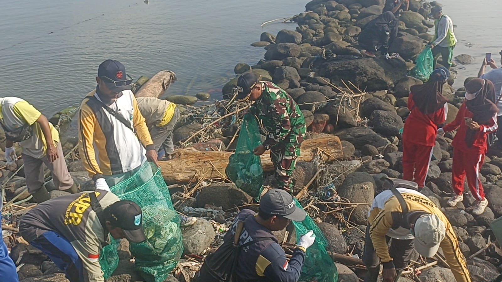 kegiatan sosial berupa bersih-bersih di area pantai Desa Kalibuntu