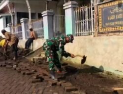 Wujud Kemanunggalan TNI-Rakyat, Babinsa dan Warga Palangsari Gotong Royong Bangun Parit Desa