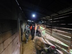 Longsor Terjang Dua Rumah, Anggota Koramil Sendang Gerak Cepat Lakukan Pendataan