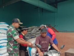 Pastikan Tepat Sasaran, TNI Dampingi Penyaluran Pupuk bagi Petani