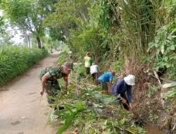 Koramil Wonomerto Mempelopori Pelaksanaan Karya Bakti Membersihkan Jalan Desa dan Saluran Irigasi