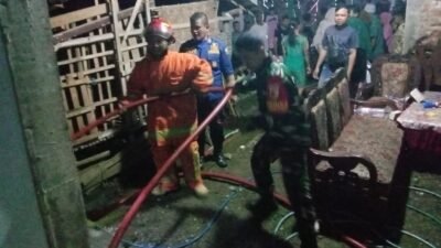Aksi Cepat Babinsa dan Damkar Padamkan Kebakaran Kandang di Trenggalek