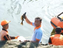 Walkot Jaktim Pimpin Operasi Penangkapan Ikan Sapu-sapu di Waduk Kaja