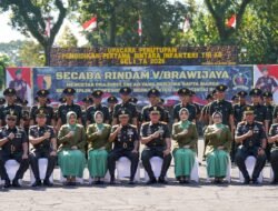 Ketua Persit Kartika Chandra Kirana PD V Brawijaya Ibu Vira Rudy Saladin Dampingi Pangdam V/Brawijaya pada Penutupan Dikmaba Infanteri TNI AD Gelombang I TA 2026 di Jember