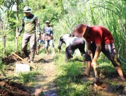 Medan Sulit Tak Surutkan Semangat, Satgas TMMD ke-128 Bangun Jalan Paving di Dusun Klagin. 