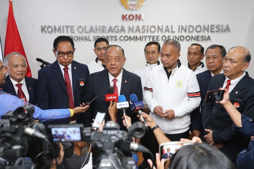 Ketua Umum Komite Olahraga Nasional Indonesia Pusat, Marciano Norman, lantik pengurus Persatuan Olahraga Sepatu Roda Seluruh Indonesia (Porserosi) masa bakti 2025–2029. (Foto: AGF). 