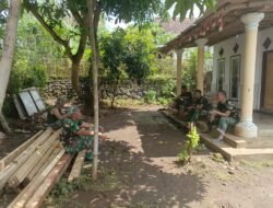 Hangatnya Ngobrol Santai Sesama Satgas TMMD Probolinggo di Waktu Jam Istirahat