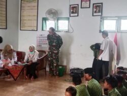 Peduli Kesehatan Anak, Babinsa Leces Dampingi Pemeriksaan Kesehatan Di Sekolah