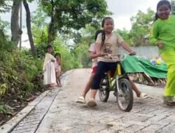 Keceriaan Anak Dusun Klagin Bersepeda di Atas Paving Baru TMMD Ke-128 yang Rampung 100 Persen