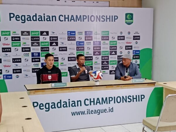 Pelatih Garudayaksa FC, Widodo Cahyono Putro (tengah), mengungkapkan rasa syukur atas hasil positif yang diraih timnya. (Foto: AGF).