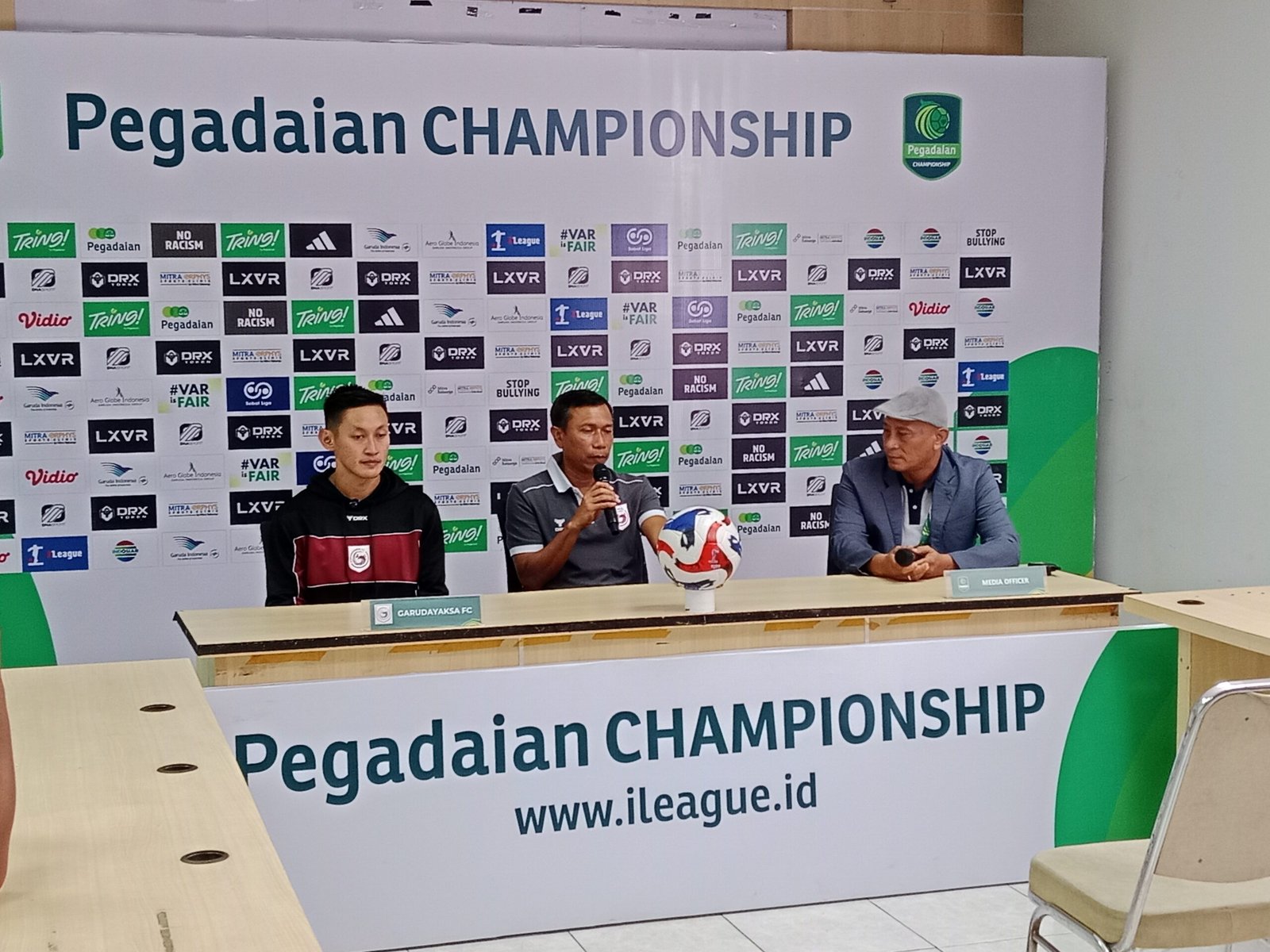 Pelatih Garudayaksa FC, Widodo Cahyono Putro (tengah), mengungkapkan rasa syukur atas hasil positif yang diraih timnya. (Foto: AGF).