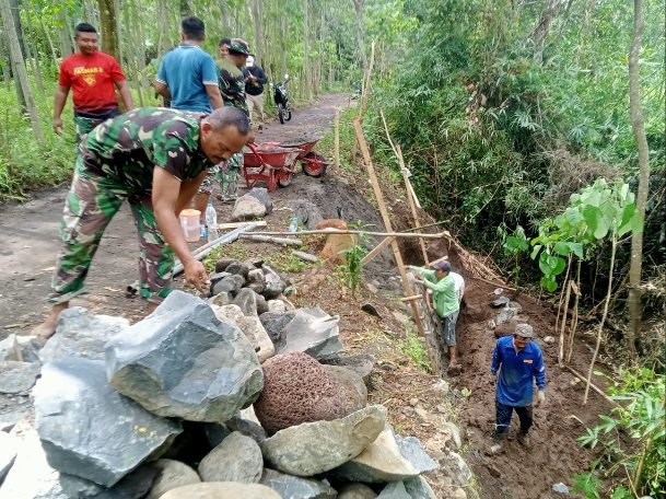 TMMD ke-128 Kodim Probolinggo Bangun TPT, Tangani 12 Titik Longsor di Akses Dusun Klagin