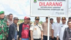 Polsek Pagedangan Kawal Pemasangan Larangan Buang Sampah di TPS Ilegal Jatake