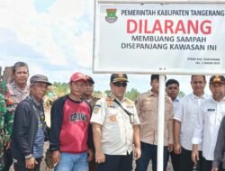 Polsek Pagedangan Kawal Pemasangan Larangan Buang Sampah di TPS Ilegal Jatake