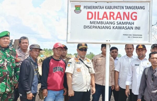 Polsek Pagedangan Kawal Pemasangan Larangan Buang Sampah di TPS Ilegal Jatake