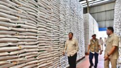 Prabowo Sidak Gudang Bulog di Magelang, Pastikan Stok Beras Aman