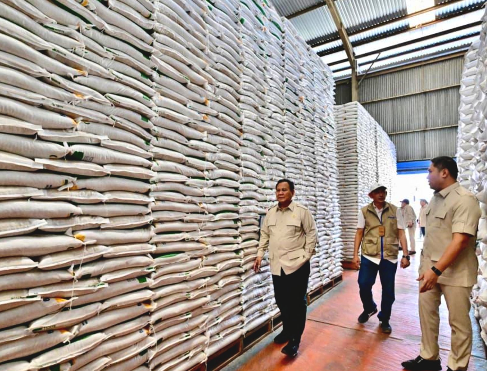 Prabowo Sidak Gudang Bulog di Magelang, Pastikan Stok Beras Aman