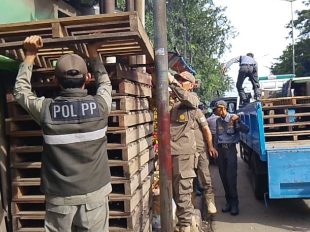 Cegah Kemacetan Sore Hari, Satpol PP Jaktim Tertibkan PKL di Jl Raya Bogor