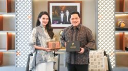 Menteri Pemuda dan Olahraga (Menpora) RI Erick Thohir bertemu dengan Gubernur Maluku Utara Sherly Tjoanda di Jakarta pada Jumat (17/4). (foto: kemenpora).