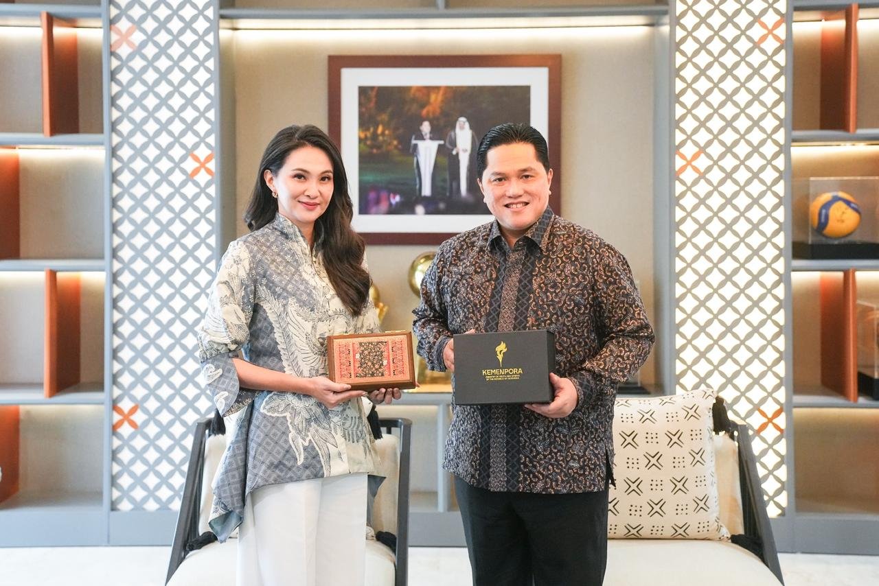 Menteri Pemuda dan Olahraga (Menpora) RI Erick Thohir bertemu dengan Gubernur Maluku Utara Sherly Tjoanda di Jakarta pada Jumat (17/4). (foto: kemenpora).